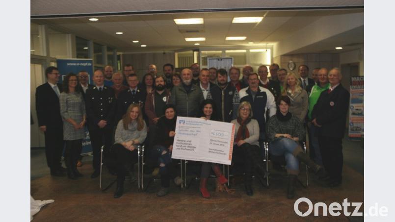 Die Vertreter zahlreicher Vereine und gemeinnütziger Einrichtungen freuen sich über die Spenden der Volksbank Raiffeisenbank Nordoberpfalz. Das Geld stammt aus dem Topf des Gewinnsparens. Bild: wro