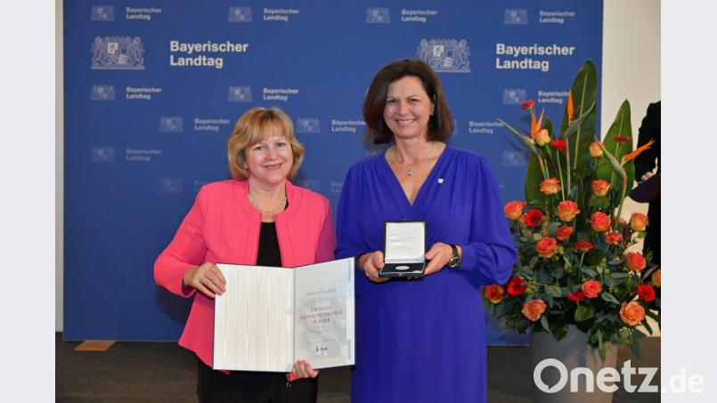 Petra Dettenhöfer (links) bekommt von Landtagspräsidentin Ilse Aigner die Verfassungsmedaille in Silber Bild: Bayerischer Landtag, Rolf Poss