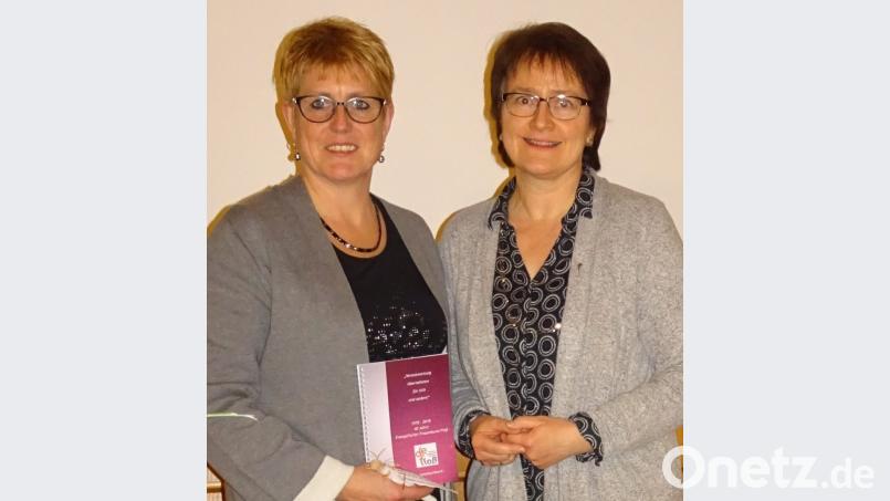 Vorsitzende Christa Riedel (rechts) dankt der Geschäftsführerin vom Landesverband des Evangelischen Frauenbunds, Katharina Geiger, für den mitreißenden Vortrag. Bild: le