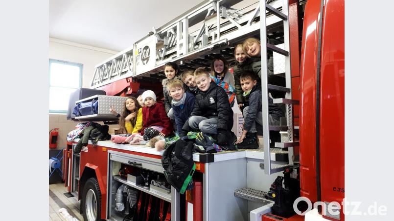 Die Schüler der 3 a informierten sich im Feuerwehrhaus über die Arbeit der Feuerwehr. Bild: njn