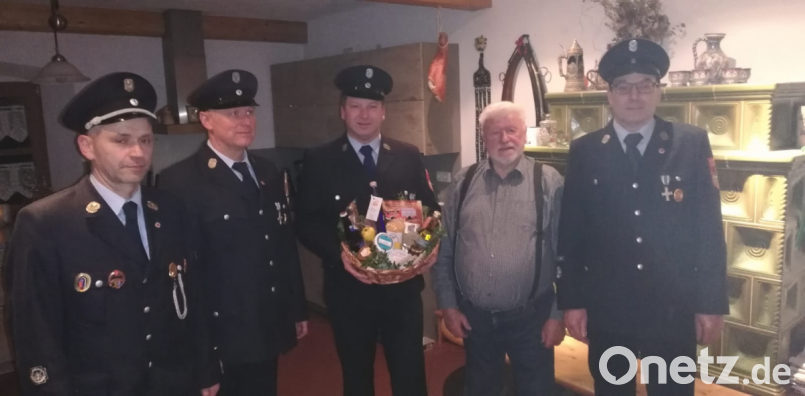 Jubilar Alert Schicker (Zweiter von rechts) zusammen mit der Delegation der Feuerwehr Münchenreuth. Bild: exb