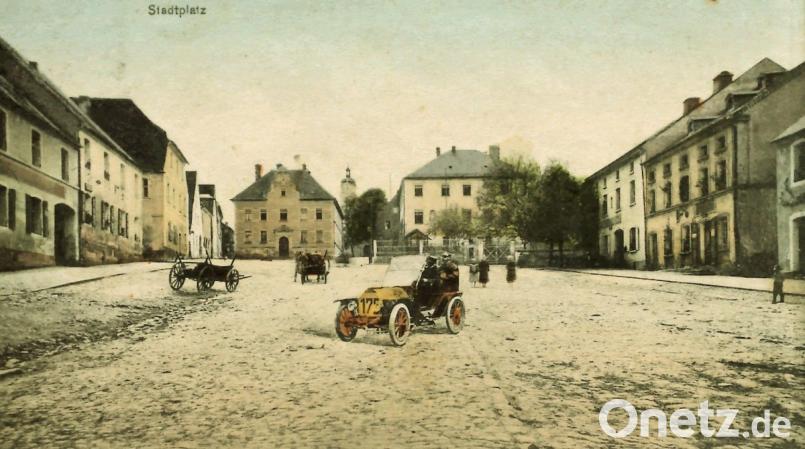 Eine sehr ländliche Atmosphäre vermittelt diese Postkarte, die den oberen Stadtplatz vor etwa einem Jahrhundert zeigt. Das einzige Auto auf dem Bild wurde wohl per Fotomontage hinzugefügt. Repro: hev