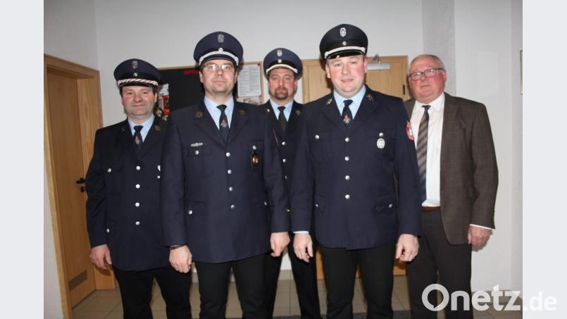 Bei der Feuerwehr Wildeppenried bleiben (vorne, von links) Kommandant Michael Schlagenhaufer und sein Stellvertreter Stefan Hammerer am Ruder. Zur Wiederwahl gratulierten (im Hintergrund, von rechts) Bürgermeister Heinz Weigl, Kreisbrandmeister Peter Killermann und Vorsitzender Christian Eckl. Bild: frd