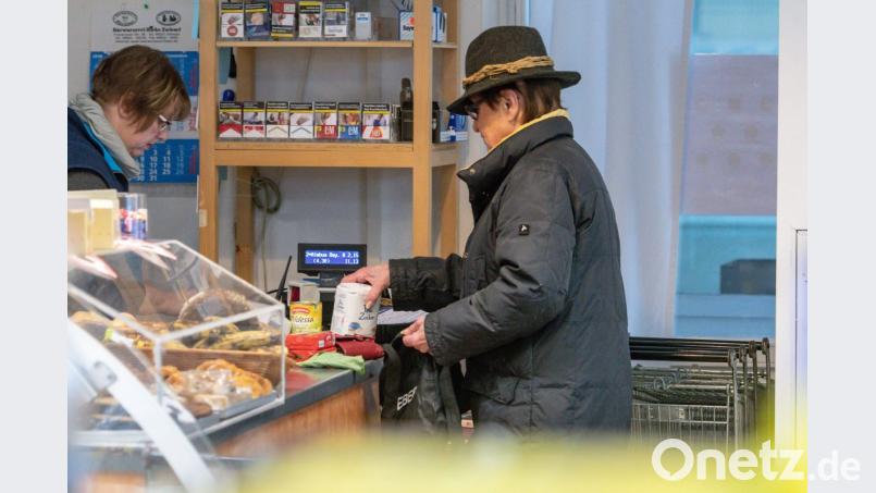 Eine Kundin steht an der Kasse im Eisensteiner Dorfladen (Kreis Regen). Bild: Armin Weigel