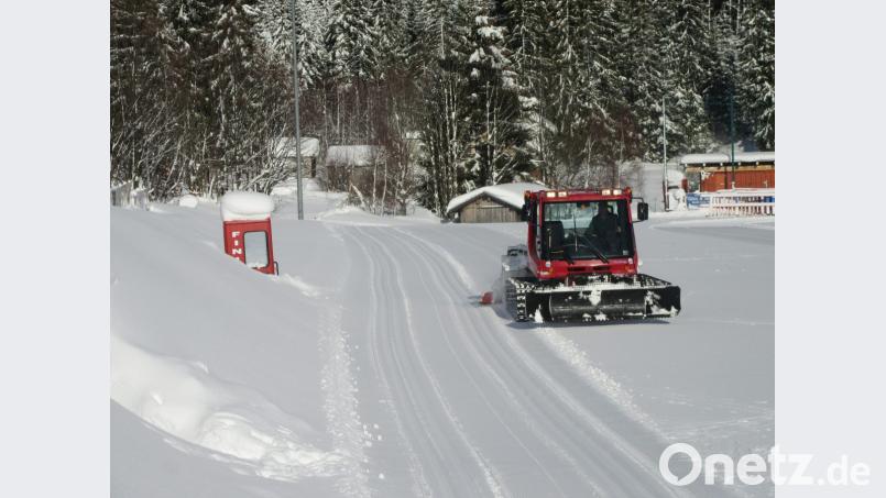 ImWM-Stadion Finsterau wird gespurt und gewalzt. Bild: mr