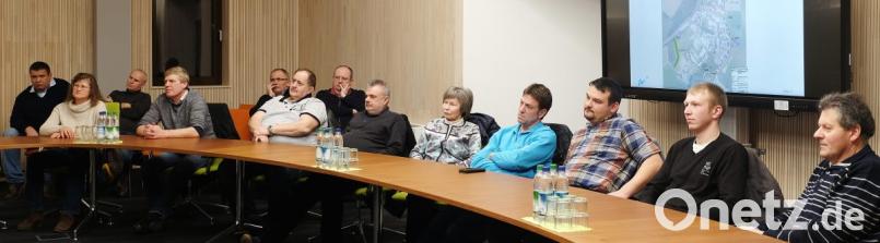 Im Sitzungssaal des Rathauses Schwarzenfeld verfolgten die Bewohner von Brensdorf aufmerksam die Darstellungen der Fachleute des Wasserwirtschaftsamts Weiden und der Verwaltung zum Hochwasserschutz/Naabtalplan in ihrem Ortsteil. Unter den Zuhörer waren natürlich auch Gemeinderäte. Bild: ohr