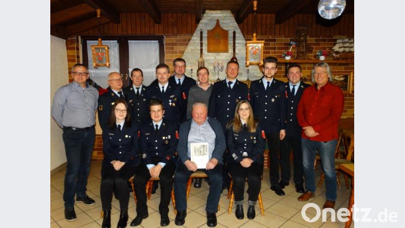 Für das Erinnerungsfoto zur Jahreshauptversammlung stellen sich Bürgermeister Hubert Kraus (hinten, von links), Kreisbrandinspektor Otto Braunreuther, Kreisbrandmeister Peter Prechtl, Tobias Englmann, Stefan Seitz (beide 30 Jahre aktive Dienstzeit), Kassier Norbert Saar, neuer zweiter Vorsitzender Tobias Würstl, Vorsitzender Alexander Heining, neuer zweiter Kommandant Andreas Heining und Vertrauensmann Siegfried Sirtl sowie (sitzend, von links) neue zweite Schriftführerin Christina Heinl, neuer Kommandant Nico Spörl, Otto Malzer (für 60 Jahre geehrt) und Schriftführerin Ramona Hampel auf. Bild: twg