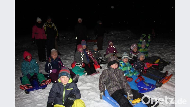 Auf ihren Schlitten sausten die Buben und Mädchen die Schneepiste hinunter. Bild: frd