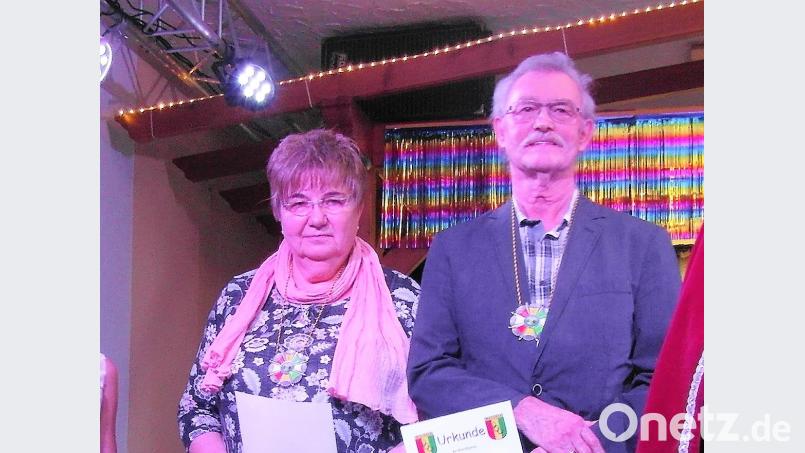 Gisela und Herbert Schraml sind neue Ehrensenatoren des Waldecker Carnevalvereins. Bild: hl