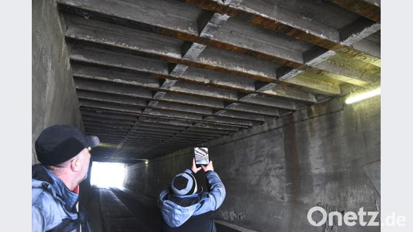 Ein Mann fotografiert den Schaden an der Brücke in der Kokereistraße in Amberg. Bild: Petra Hartl