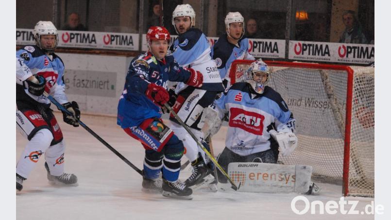 Gefahr vor dem Weidener Kasten: Die Blue Devils verloren am Freitagabend das Derby bei den Selber Wölfen mit 1:6. Bild: gb