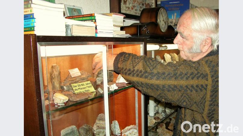 Vorsichtig holt Karl Bauer das Fundstück aus dem Schrank. In Fachkreisen gilt er als Experte für Mineralogie. Archivbild: cr