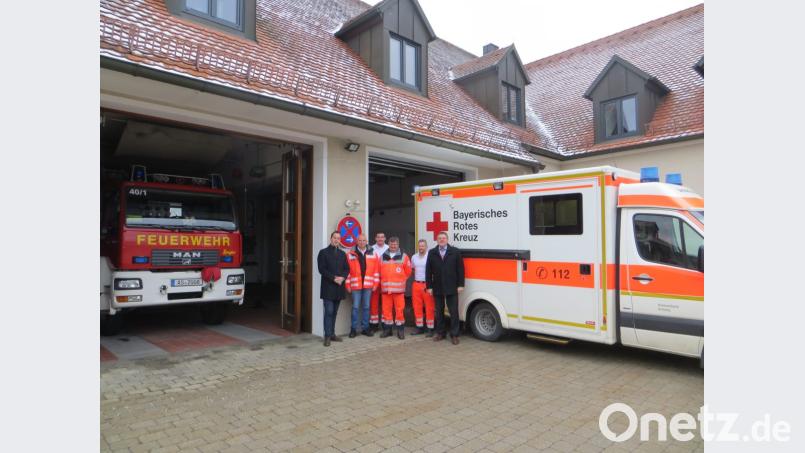 Seit Januar sind Feuerwehr und BRK gemeinsam im Vilsecker Feuerwehrhaus untergebracht. Bürgermeister Hans-Martin Schertl (rechts) besichtigt zusammen mit BRK-Kreisgeschäftsführer Sebatian Schaller (links), dem Leiter des BRK-Rettungsdienstes im Landkreis, Erwin Gräml (Zweiter von links) und BRK-Wachleiter Bernd Voggenreither (Mitte) das neue Rettungszentrum. Bild: Stefanie Gradl