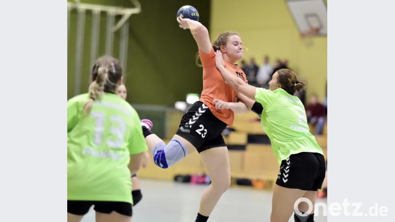 Pia Ludwig von der HG Amberg (Mitte) bei einem Wurf. Die Ambergerinnen bräuchten nach zehn Niederlagen am Stück dringend wieder einmal ein Erfolgserlebnis. Bild: Hubert Ziegle