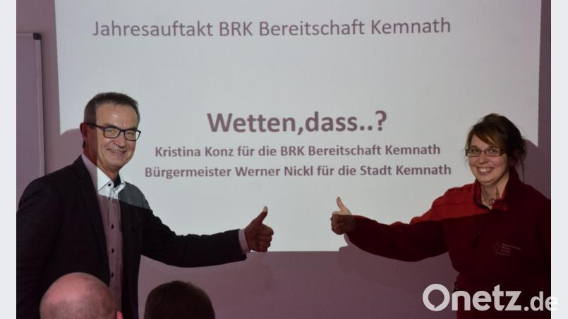 „Top, die Wette gilt!“, mit diesen Worten, per Handschlag und mit mit erhobenem Daumen schließen Bürgermeister Werner Nickl für die Stadt Kemnath und BRK-Bereitschaftsleiterin Kristina Konz eine Wette ab, die beiden eine Herzensangelegenheit ist. Bild: mde