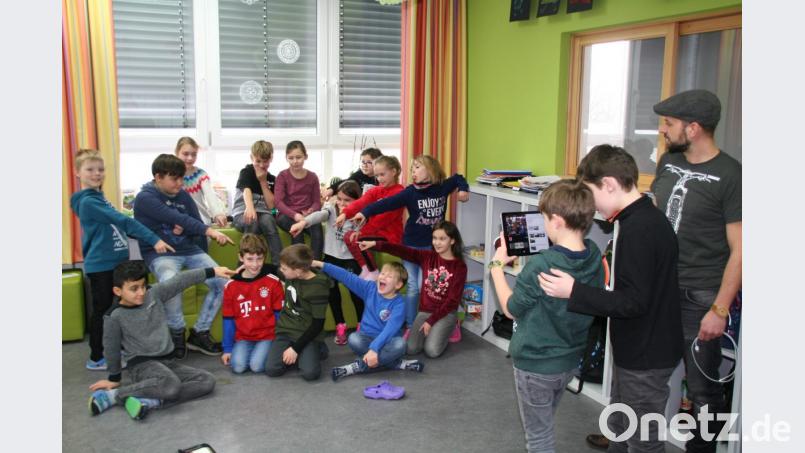 Auch das Thema Cyber-Mobbing wurde beim Workshop des Jugendmedienzentrums aufgearbeitet. Ein selbst gedrehter Film fasst die Ergebnisse zusammen. Rechts im Bild Sozialpädagoge Philipp Reich, Leiter des Jugendmedienzentrums T1. Bild: fpoz