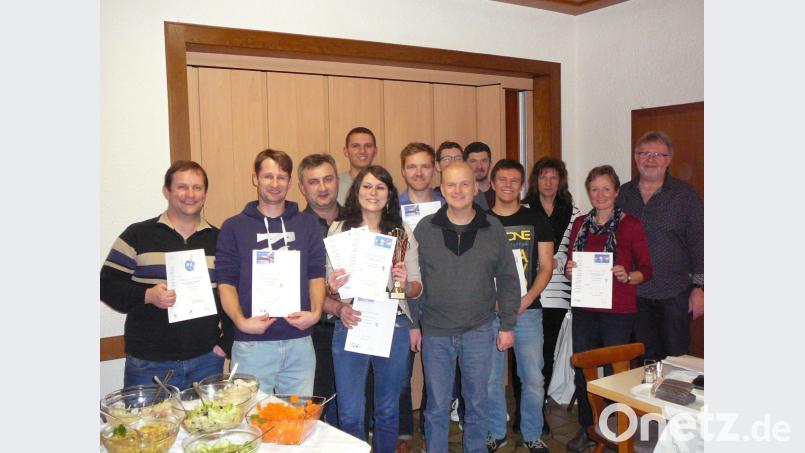 Spannende und hochklassige gibt es bei den SVSW-Tischtennis-Stadtmeisterschaften in der Mehrzweckhalle. Bei den Herren siegt wieder Florian Spies, vor Markus Zapf und Sergej Jelenc (Sechster, Siebter und Dritter von links). „Trosti“ wird Lukas Jelenc (links). Bei den Damen gewinnt Jenny Schlicht (vorne mit Pokal) vor Petra Weber und Regina Högl (Dritte uind Zweite von rechts). Im Doppel der Herren setzen sich Markus Zapf/Johannes Emerig vor Pascal Wenning/Andreas Schindler durch. Die Ehrungen nimmt Spartenleiter und Organisator Edgar Bittner (rechts) vor. Bild: sp