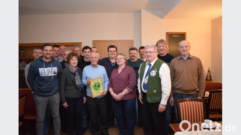 Eine verjüngte Führungsmannschaft unter Regie von Hans Kiener führt künftig den Geflügelzuchtverein. Unser Bild zeigt in der vorderen Reihe von links zweiten Vorsitzenden Patric Simon, Schriftführerin Johanna Wegerer, Jubilar Ernst Paa, Kassenwart Maria Schreier, Vorsitzenden Hans Kiener und Dritten Bürgermeister Hubert Betz. Bild: bnr