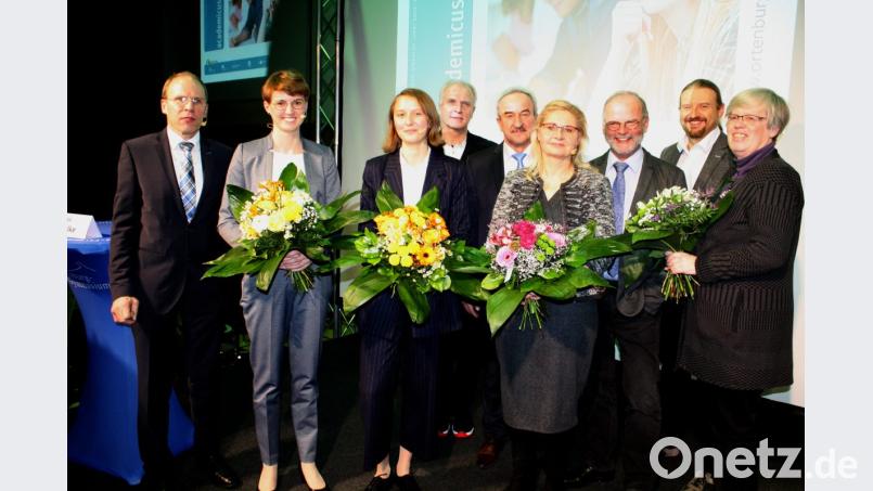 Schulleiter Ludwig Pfeiffer (links) bedankt sich zusammen mit Studiendirektorin Christine Paschen (rechts) bei den Diskussionspartnern und den Moderatorinnen des informativen und unterhaltsamen Gesprächsabends. Die Podiumsdiskussion zum Wandel in der Medienwelt hat die Abiturmesse &quot;Academicus Live&quot; eröffnet. Bild: lg