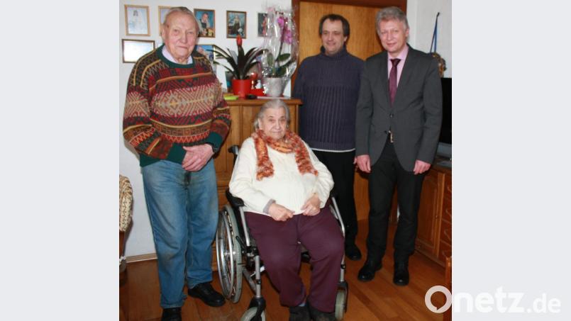 Jubilarin Erika Franz mit (von links) Ehemann Georg, Sohn Heinrich und Bürgermeister Lothar Müller. Bild: lk