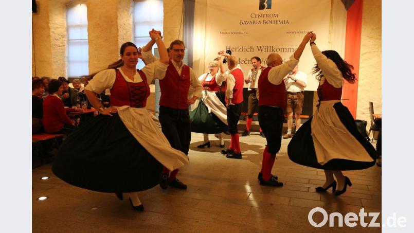 Schwungvoll geht's beim Volkstanz- und Volksmusiknachmittag im Centrum Bavaria Bohemia. Die Mitglieder der Volkstanzgruppe Schönsee (Bild) zeigen ein breites Repertoire an Oberpfälzer Tänzen und holen auch immer wieder Gäste aus dem Publikum zum Mittanzen. Bild: eib