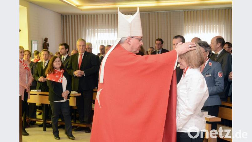 Auf Wunsch der Malteser gibt Diözesanbischof Rudolf Voderholzer während des Pontifikalgottesdiensts in der Hauskapelle jedem Mitarbeiter im Hospiz den Einzelsegen, hier Leiterin Susanne Wagner. Bild: Gabi Schönberger