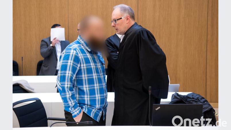 Der inzwischen nach Bosnien-Herzegowina abgeschobene Salafisten-Prediger Izzuddin J. (vorne, links) und sein Anwalt Jochen Thielmann (vorne, rechts) warten am 9. November 2017 im Verhandlungssaal des Oberlandesgericht in München auf den Prozessbeginn. Bild: Sven Hoppe/dpa
