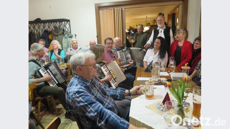 Moderator Herbert Storek (stehend) hat alles im Griff beim Musikantenstammtisch. Bild: jzk