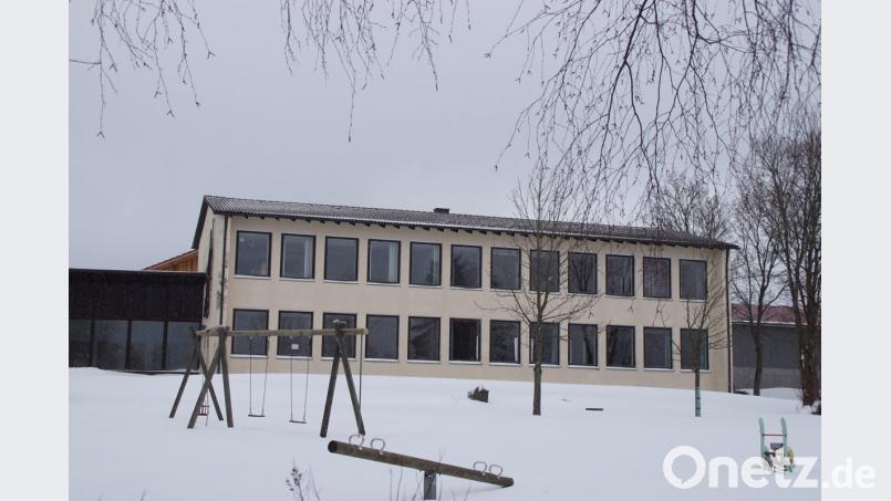 Das ehemalige Schulgebäude in Weiding. Im Frühjahr beginnt möchte die Gemeinde die Sanierung des 1962/63 erbauten Trakts in Angriff nehmen. Bild: mmj