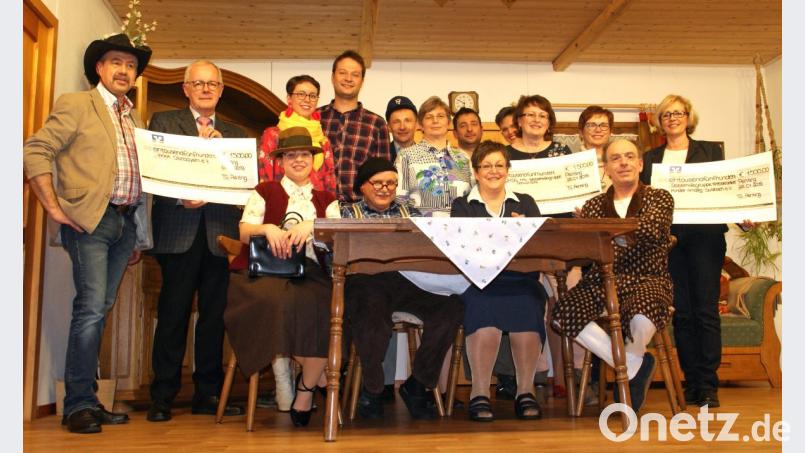 Die Darsteller übergaben die Spenden an Hans Osterholt (Zweiter von links), Petra Waldhauser (rechts) und Sieglinde Neft (Vierte von rechts). Bild: agr
