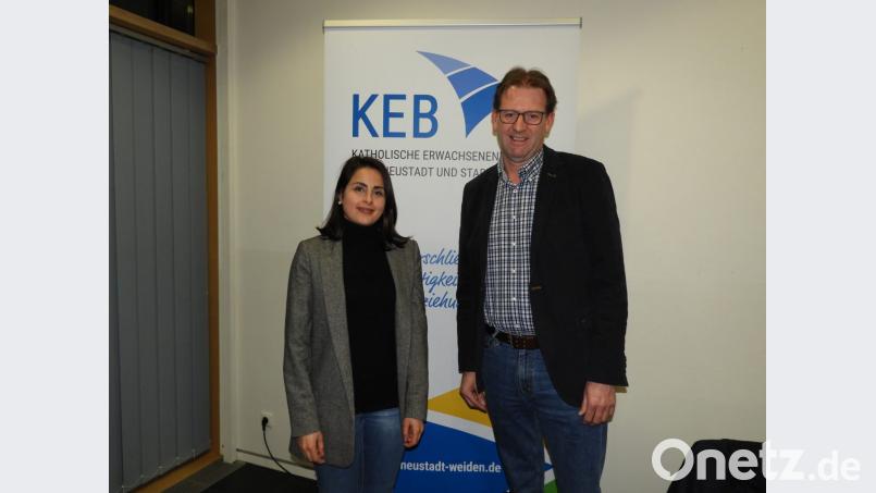 Auf Einladung der Katholischen Erwachsenenbildung Neustadt-Weiden stellte die Autorin Sineb El Masrar (links) ihr Buch „Muslim Men: Wer sie sind, was sie wollen“ im Café Mitte vor. Hierfür dankte KEB-Vorsitzender Peter Schönberg (rechts) der Referentin. Bild: Winkler