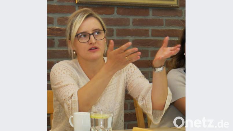 Hildegard Ziegler erörtert ihre Idee vom ersten Aktions- und Informationstag für Senioren in der Stadt. Die SPD-Stadträtin kann überzeugen. Archivbild: Dobmeier