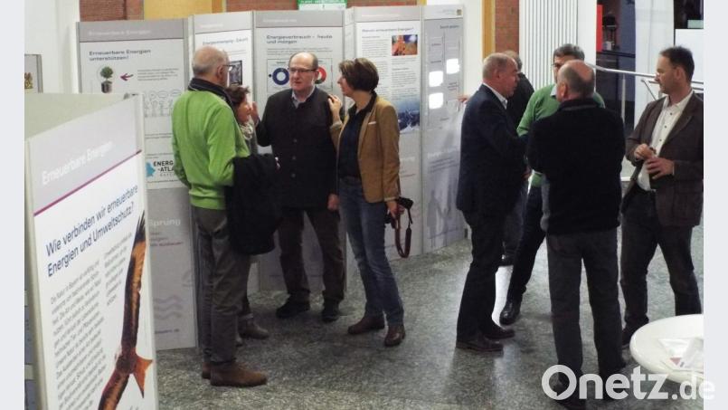 Bei der Ausstellungseröffnung. Bild: e