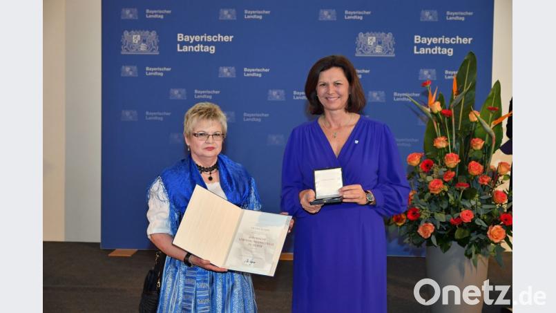 Hanna Schertl (links) hat im Maximilianeum in München die Bayerische Verfassungsmedaille bekommen. Landtagspräsidentin Ilse Aigner überreichte die seltene Auszeichnung. Bild: Rolf Poss/exb