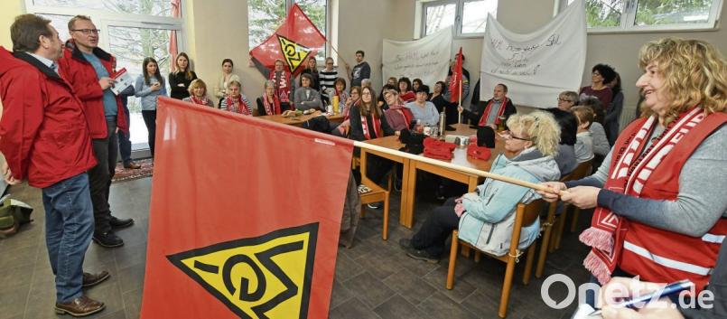 Betriebsratsvorsitzender Werner Sperber und 2. Bevollmächtigter der IG Metall Udo Fechtner (von links) informierten beim Warnstreik über die aktuelle Tarifrunde in der Textil- und Bekleidungsindustrie. Bild: Petra Hartl