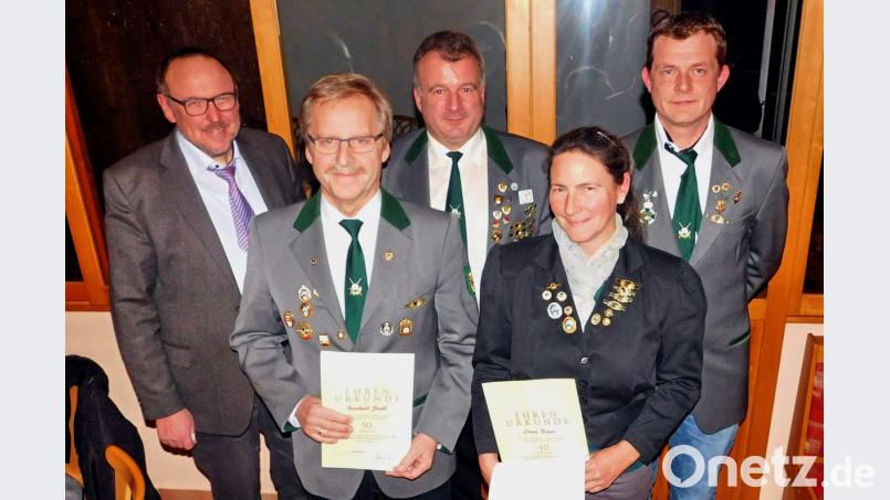 Vorsitzender Christian Walter, sein Stellvertreter Norbert Bock und zweiter Bürgermeister Rudi Heier (hinten von rechts) ehrten Bernhard Stahl für 50 Jahre und Irene Bauer (vorne von links) für 40 Jahre Treue zum Schützenverein. Bild: hai