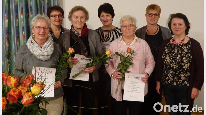 Die langjährigen Mitglieder des Evangelischen Frauenbunds mit (von links) Sieglinde Schätzler, Vorsitzender Christa Riedel, Sophie Meierhöfer, Erika Bock, Sieglinde Sommer, Geschäftsführerin Katharina Geiger und zweiter Vorsitzender Elisabeth Market. Bild: le