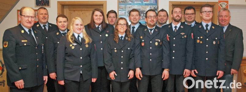 Dem neuen Vorstand des Feuerwehrvereins Thanheim mit Vorsitzendem Markus Färber und dessen Stellvertreter Andreas Schoppe (vorne, Vierter und Fünfter von links) gratulieren Bürgermeister Markus Dollacker (rechts), KBI Hubert Blödt und KBM Jürgen Ehrnsberger (von links). Bild: sön