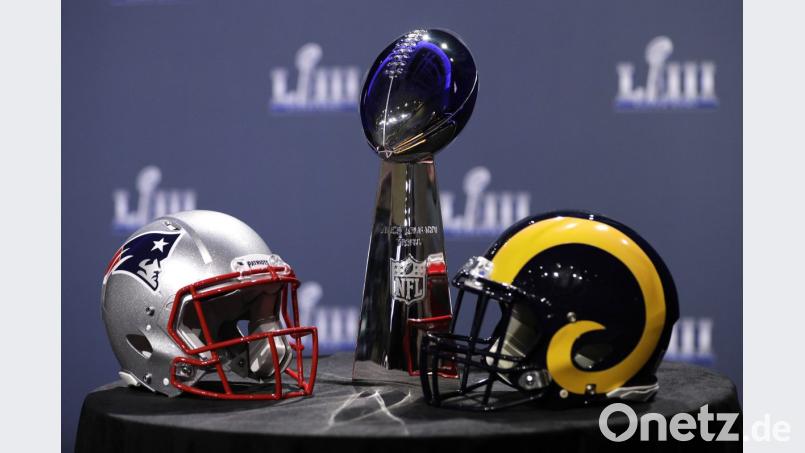 Die Vince Lombardi Trophy, der Pokal, den der Sieger des Super Bowls erhält. Bild: David J. Phillip/AP/dpa