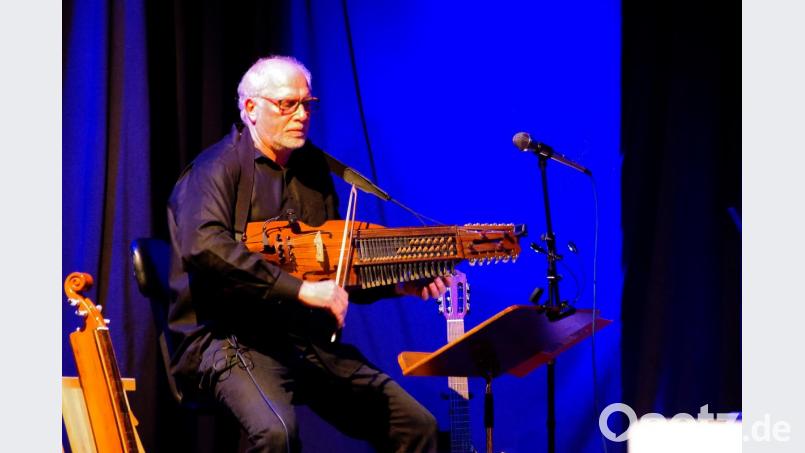 Mit seinen Soli an Dulcimer, Gitarre oder hier auf der Nyckelharpa begeisterte Gerhard Legat das Publikum. Bild: müb