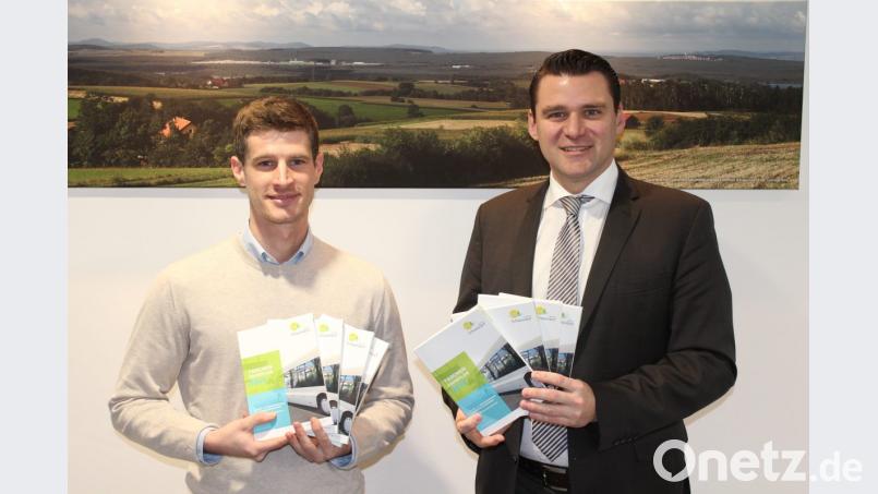 Landrat Thomas Ebeling (rechts) und der ÖPNV-Beauftragte am Landratsamt Schwandorf, Dominik Hauser, stellen den Taschenfahrplan 2019 vor. Bild: exb
