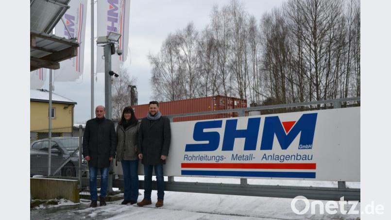 Die SHM Rohrleitungs-, Metall- und Anlagenbau GmbH ist nun eine 100-prozentige Tochter der SM-Energy GmbH. Darüber informieren (von rechts) SM-Energy-Geschäftsführer Markus Sporrer, Gisela Seitz von SHM und Harald Schedl, Prokurist bei SM-Energy. Bild: rti
