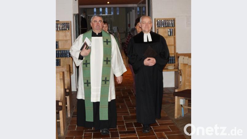 Pfarrer Norbert Schlinke und Dekan Alfons Kaufmann zogen unter den mächtigen Klängen des Posaunenchors, gemeinsam mit den Lektorinnen, in die Auferstehungskirche ein, um mit den Christen ökumenischen Gottesdienst zu feiern. Bild: weu