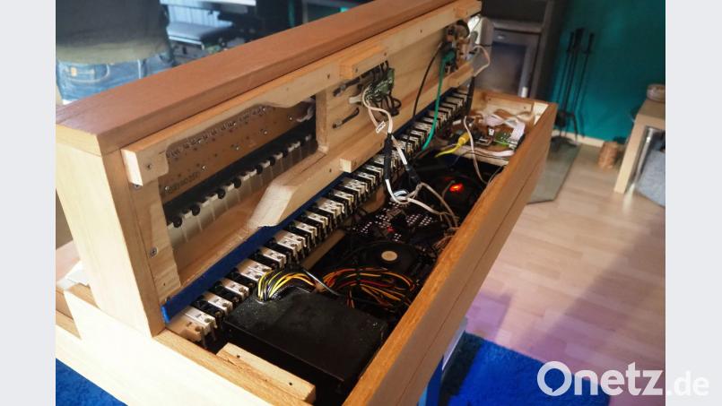 Keyboard-Teile, Elektronik, Software und Holz aus dem Baumarkt: Die Konstrukteure machen kein Geheimnis aus dem Innenleben ihrer selbst gebauten Orgel. Bild: bl