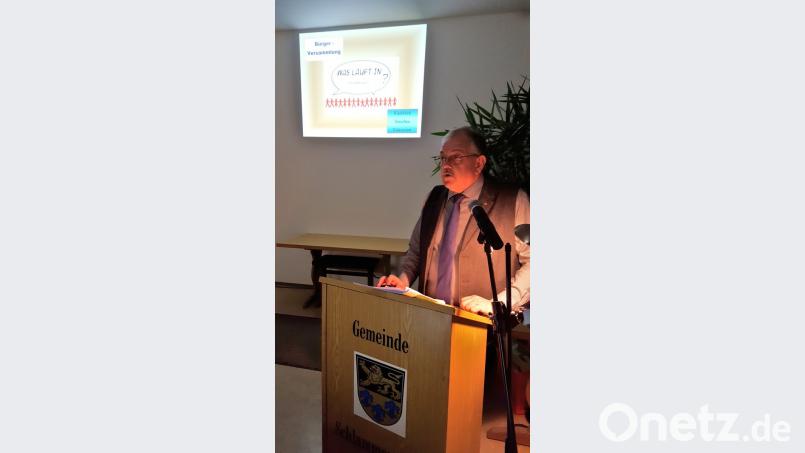 Abbau von Schulden, keine Entnahme aus den Rücklagen: Gut fällt die finanzielle Bilanz 2018 für die Gemeinde Schlammersdorf aus. Bürgermeister Gerhard Löckler erläutert in der gut besuchten Bürgerversammlung die wesentlichen Posten. Bild: br