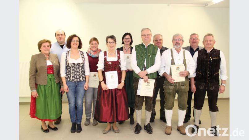 Der Schützenverein Ehenbachtaler aus Holzhammer ehrt langjährige Mitglieder (von links): OSB-Vizepräsidentin Herta Zeiler, Dominik Strähl, Michaela Prüll, Maria Schanderl, Monika Friedl, Monika Schlosser, Berthold Pinzer, Johann Schmidt, Ehrenschützenmeister Peter Friedl, Bürgermeister Reindl und Vorsitzender Hans-Jürgen Ulrich. Bild: ffl