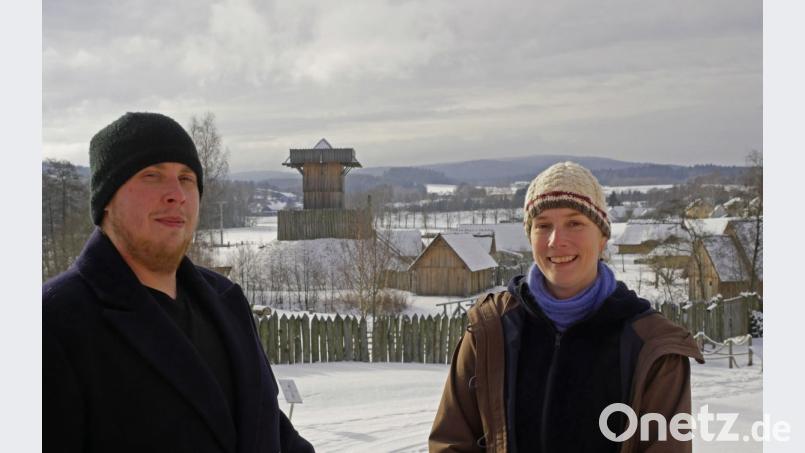 Die Archäologen Dr. Julia Gräf und Josef Ježek wollen die Besucherzahlen im Geschichtspark Bärnau-Tachov durch noch mehr qualifizierte Führungen für Schüler und Erwachsene erhöhen. Dazu werden weitere Museumsführer gebraucht. Eine Ausbildung dazu beginnt demnächst. Bild: tr