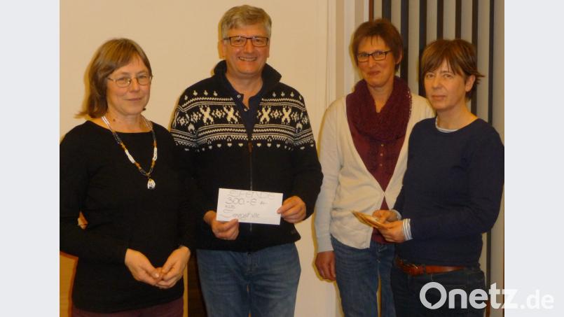 Die KLB Arche Noach Altendorf unterstützt das Senegal-Projekt mit einer Spende von 300 Euro. Gertrud Binner (von links) nahm die Zuwendung aus den Händen von Thomas Salzl, Evi Zapf und Roswitha Pollmann entgegen. Bild: exb