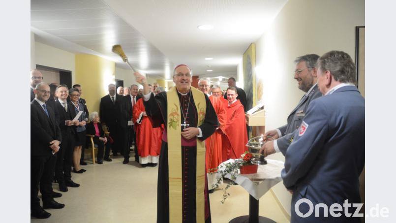 Bischof Rudolf Voderholzer segnet die Räume im neuen Hospiz St. Felix. Bild: gsb