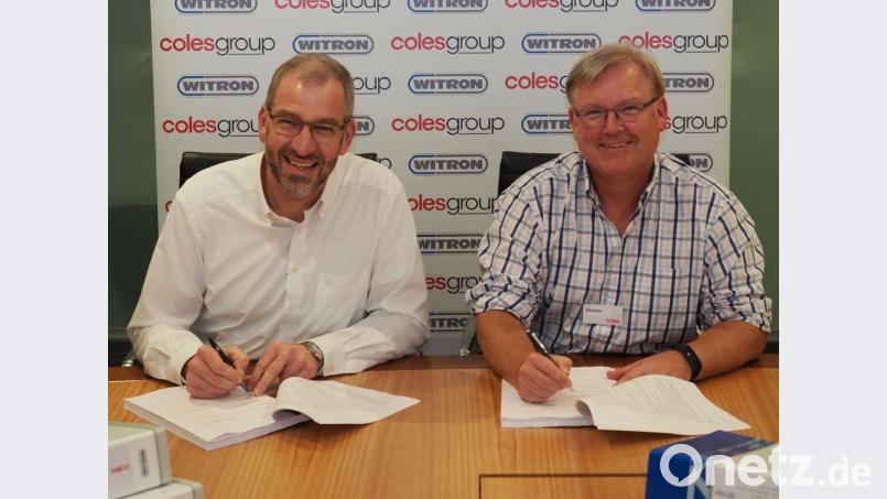 Coles-CEO Steven Cain (rechts) und Witron-Geschäftsführer Helmut Prieschenk unterzeichnen die Verträge. Bild: Coles